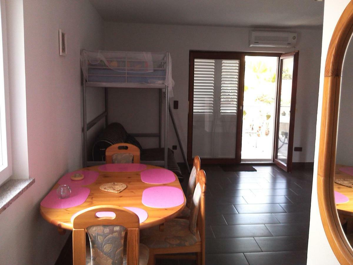 Ferienwohnung-Apartment  Povljana Buitenkant foto